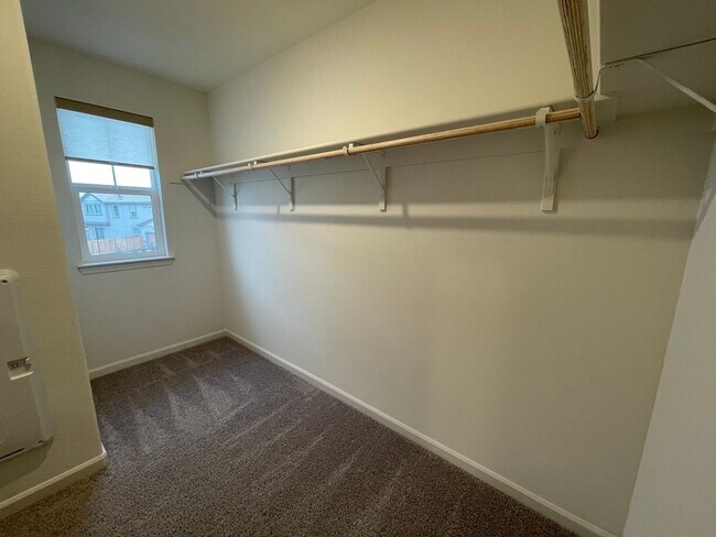 Building Photo - Beautiful new home with open floor plan av...