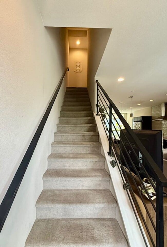 Building Photo - Luxury 3 bed, 3.5 bath Townhome Blocks fro...