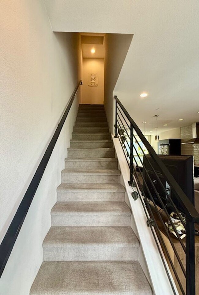 Building Photo - Modern 3 bed, 3.5 bath Townhome Blocks fro...