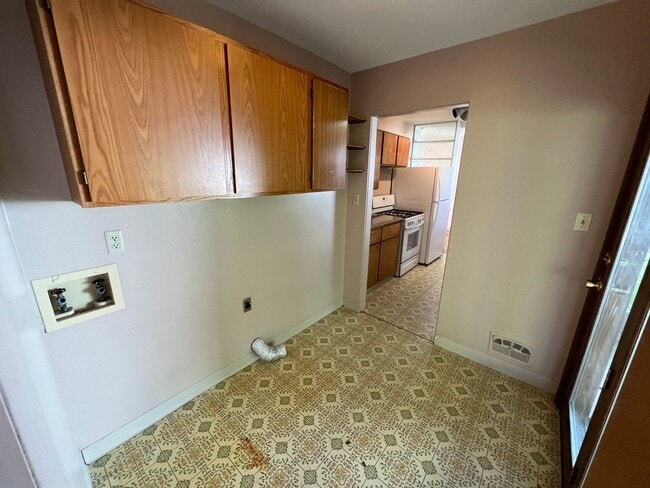 Building Photo - 3 Bed 2 Bath House with Attached 2 Car Garage & Trailer Parking