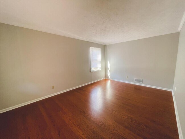 Building Photo - 2021 Hunters Cove Dr