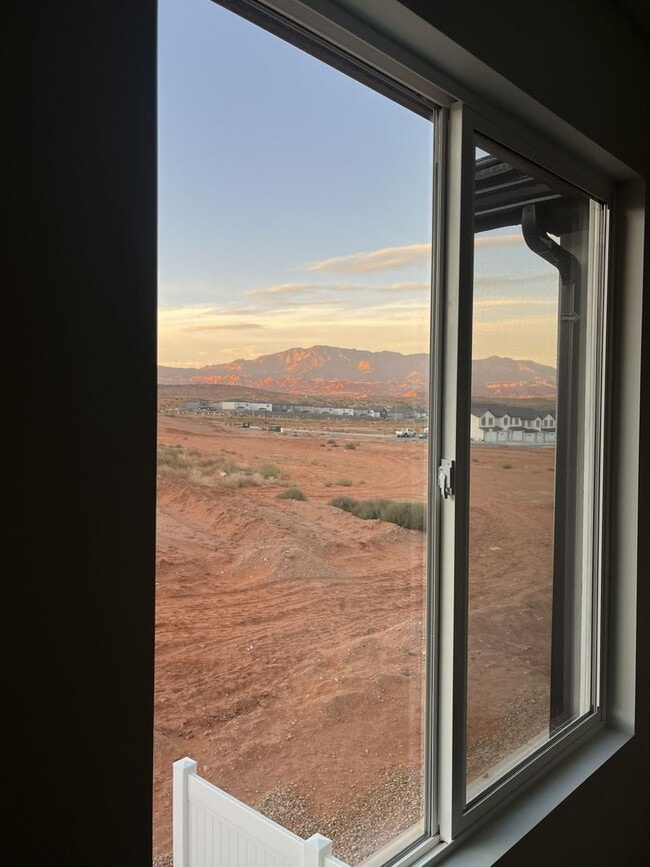 Building Photo - Beautiful 3 Bed Townhome with Amazing Amenities! 6 Month Lease