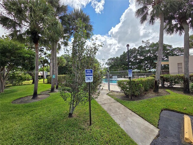 Building Photo - 460 Lakeview Dr