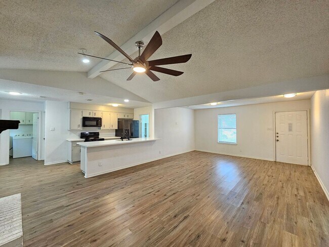 Building Photo - AVAILABLE NOW!