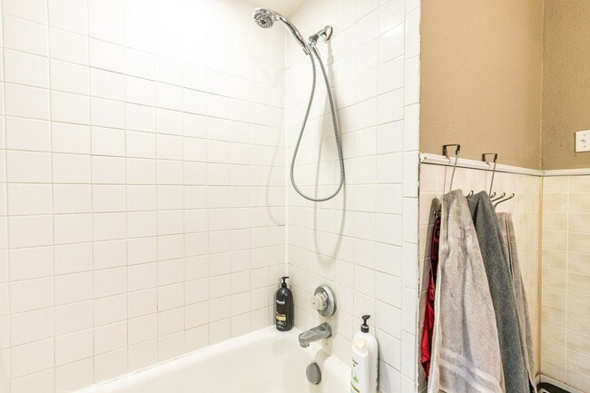 Building Photo - Pre-Leasing Summer 2023: Spacious 4/2,