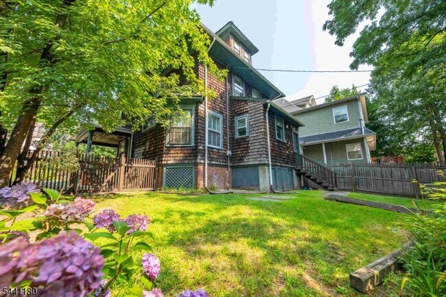 Building Photo - 42 Gates Ave