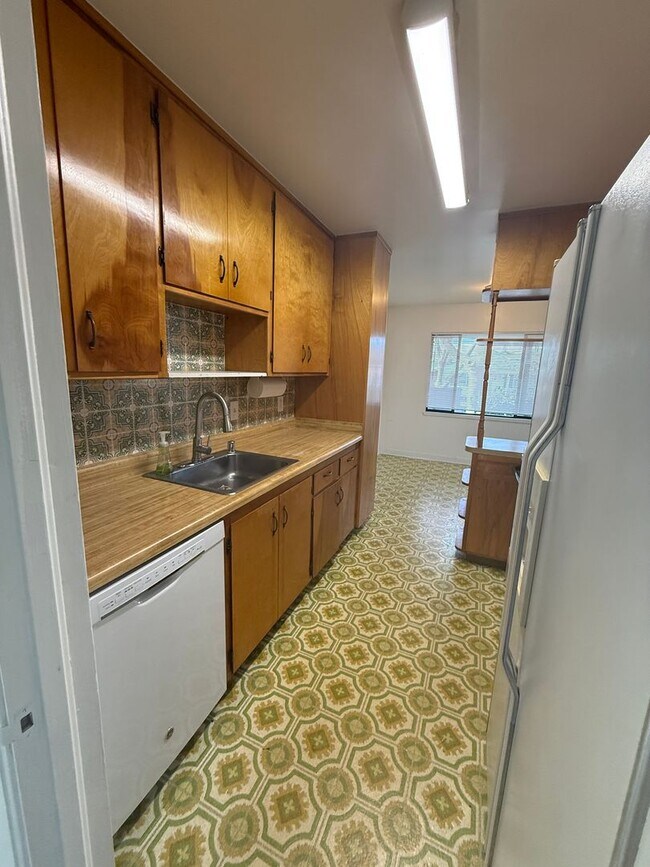 Building Photo - Easy Freeway access