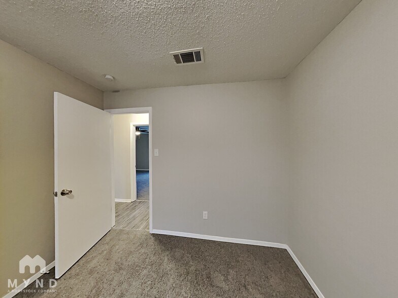 Building Photo - 5685 Burnette Cove