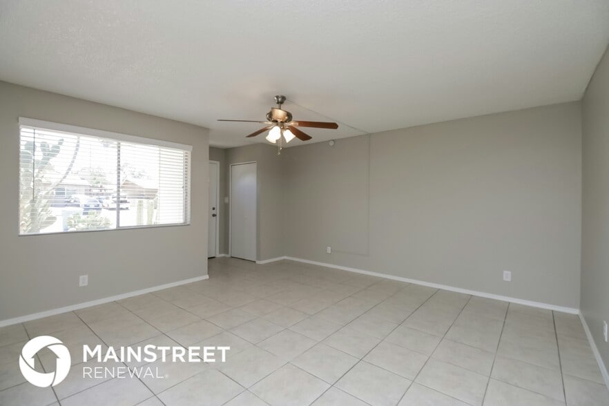 Building Photo - 2210 E Claire Dr