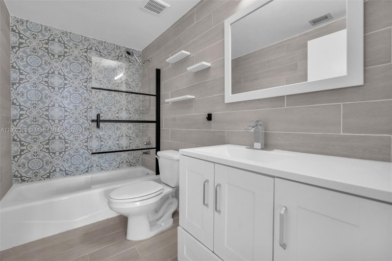 Building Photo - 1470 NE 123rd St