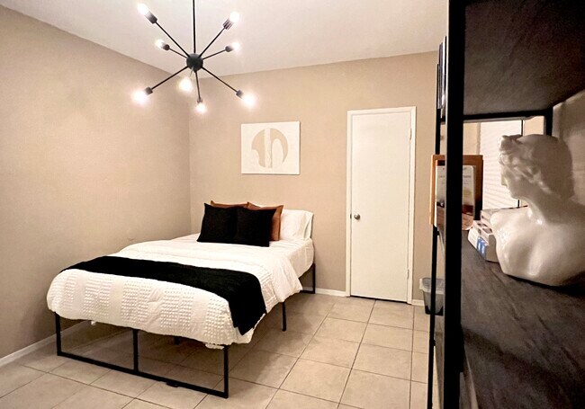 Building Photo - 4041 E Camelback Rd