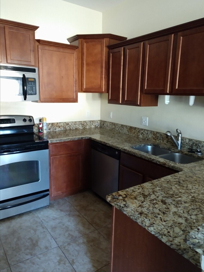 Building Photo - Spacious 3 bedroom, 2 bath corner unit.