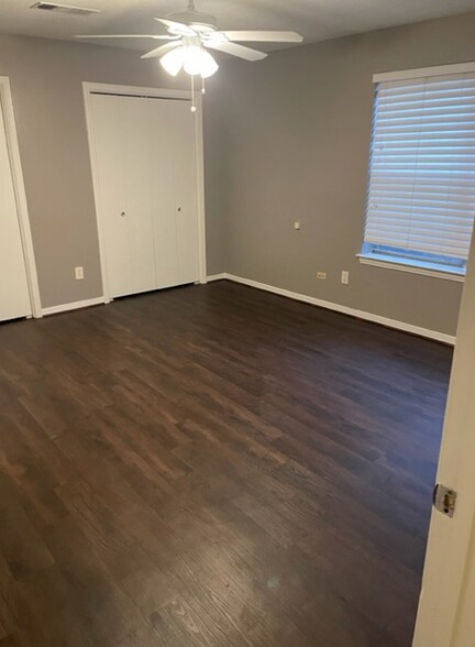 Building Photo - 1804 Camelot Cv