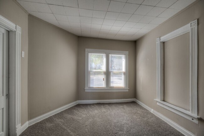 Building Photo - 5 Bedroom 2.5 Bath Midtown Home