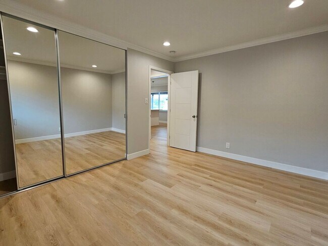 Building Photo - Updated Top Floor 2 Bedroom/1 Bathroom Apa...