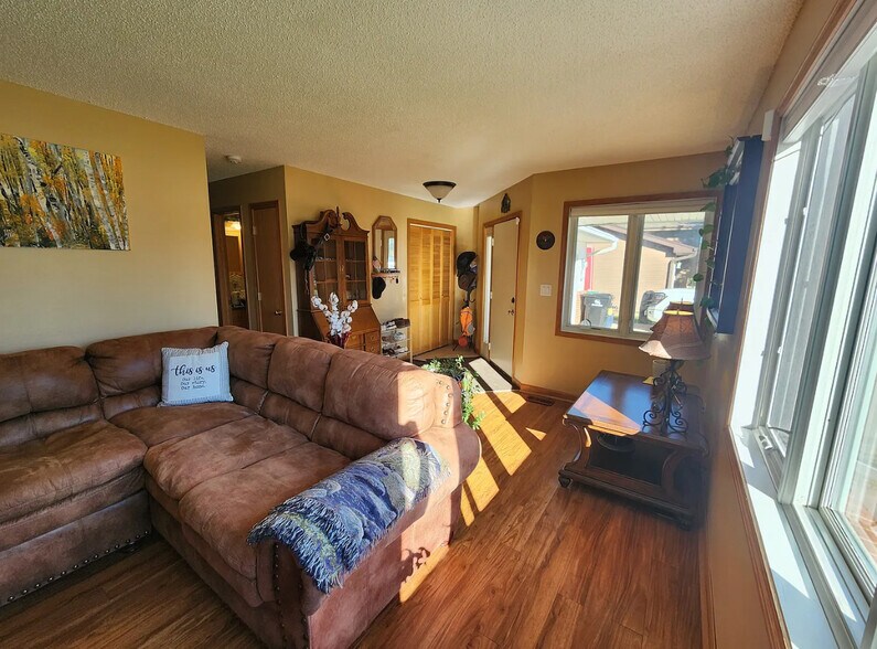 Building Photo - 210 NE 12th Street Pl