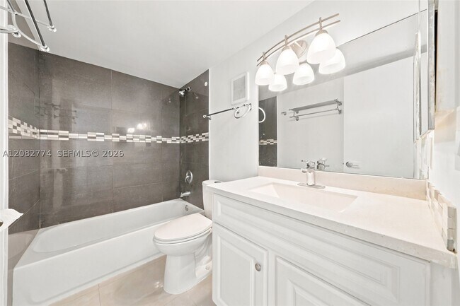 Building Photo - 9674 Fontainebleau Blvd