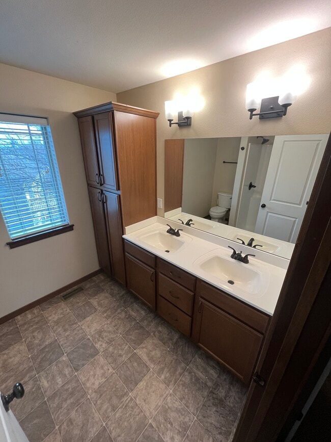 Building Photo - 55 Jaro Wy