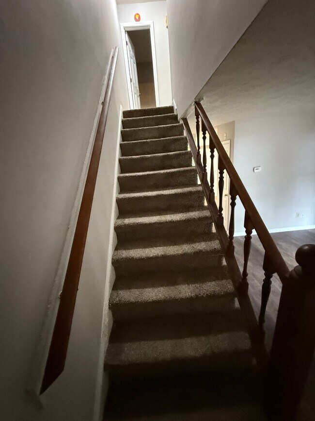 Building Photo - 2 Bedroom- 1 1/2 bathroom- Townhouse Apartment in West Rome