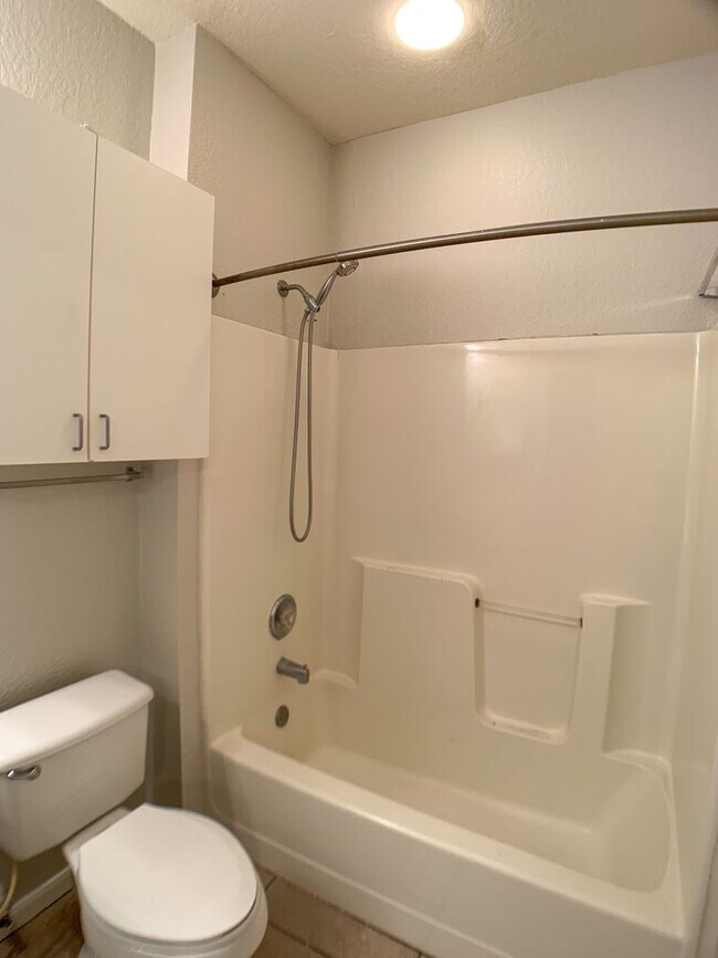 Building Photo - $600 Deposit* Beautiful 2/2 with pool view Balcony/ Tile through entire unit washer & dryer, wate...