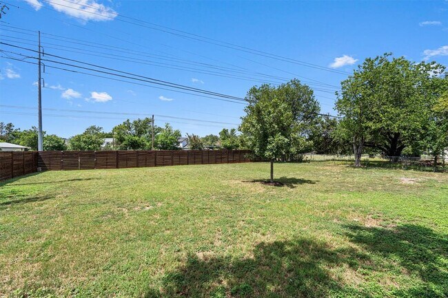 Building Photo - 1700 Deep Wood Dr