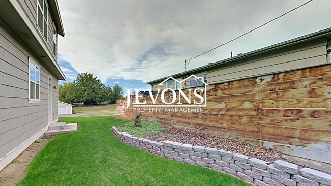Building Photo - Spacious 4-bedroom home with fully equippe...