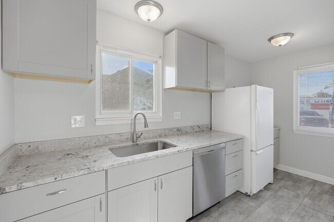 Building Photo - Come see your new home!