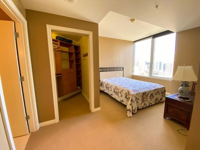 Building Photo - 1Bd/1.5BA Bellevue Condo
