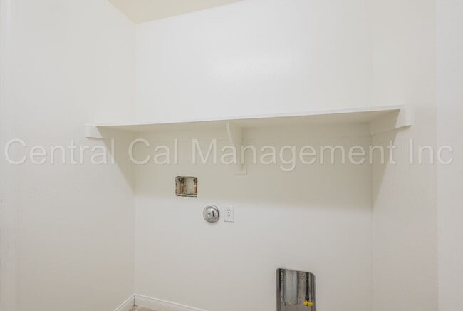 Building Photo - 4 Bedroom/2 Bath Home in Desired Southwest...