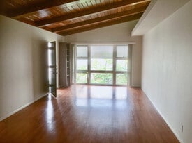 Building Photo - 933 E 1st St