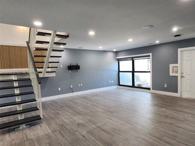 Building Photo - 6518 Kendale Lakes Dr