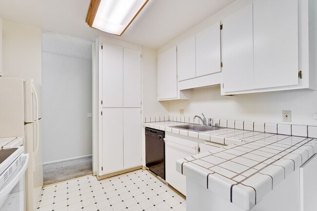 Building Photo - Top Floor Unit - Balcony - Elevator Access - Community Pool & Tennis Court