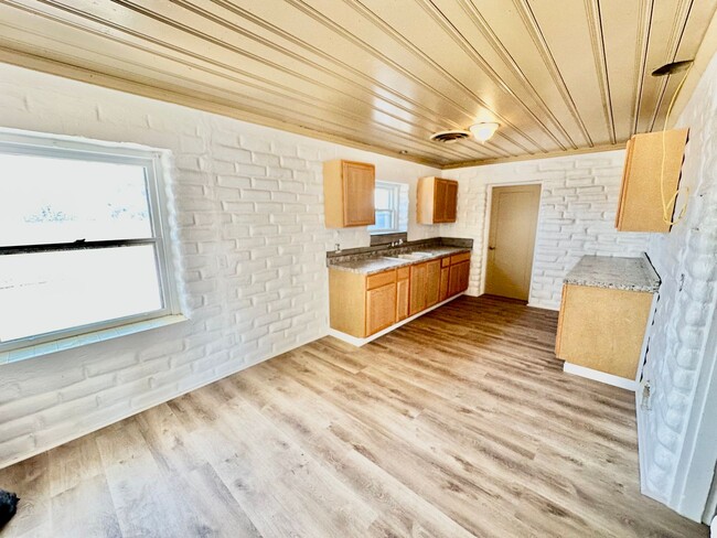Building Photo - Fully Renovated West Fresno 4/2