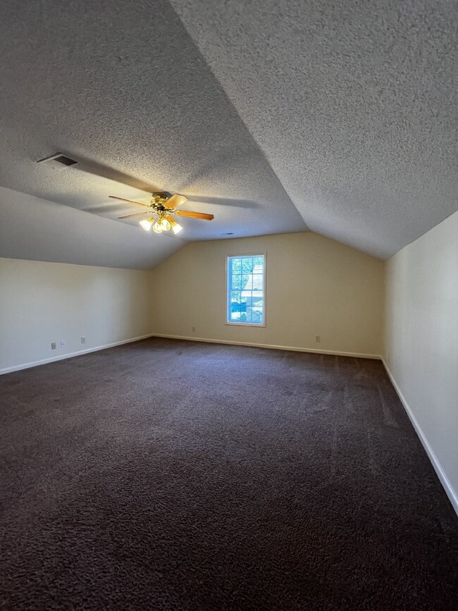 Building Photo - Charming 3 Bed, 2.5 Bath Home in Clarksvil...
