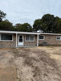 Building Photo - *RENOVATED* Home 3-Bedroom 1-Bath - Fantas...