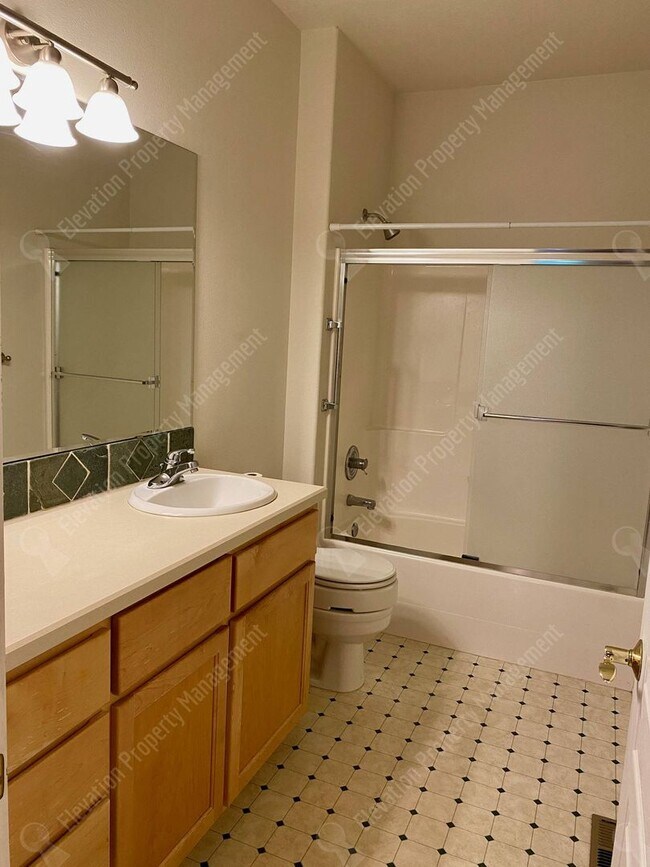 Building Photo - 3-BR 2-BA Boyd Acres Beauty