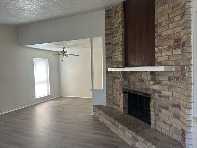 Building Photo - AVAILABLE NOW! Lovely 3-bedroom, 2-bathroo...