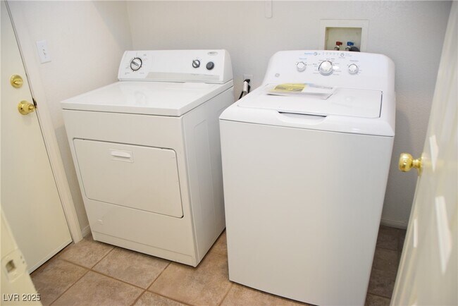 Building Photo - 7804 Wavering Pine Dr