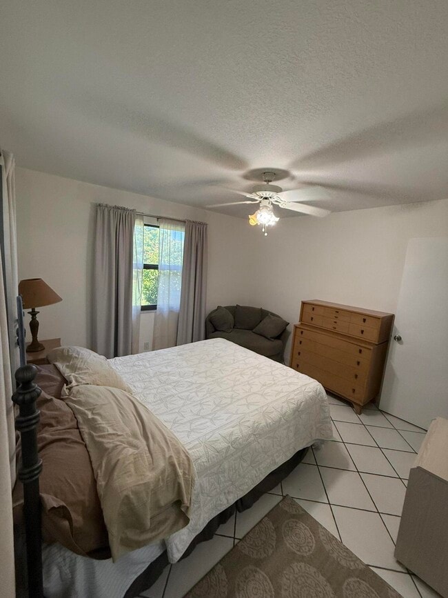 Building Photo - 2507 Canterbury Dr N