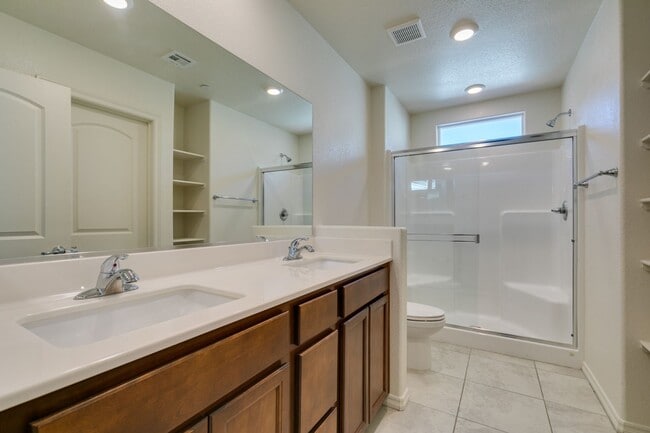 Building Photo - GORGEOUS TOWNHOME*UPGRADED*ALL APPLIANCES*...