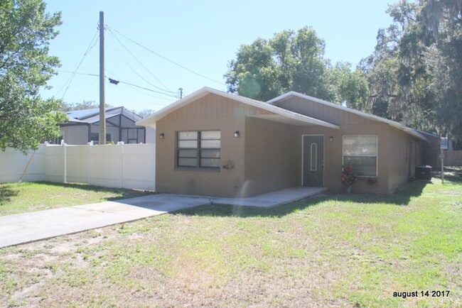 Building Photo - Updated 3 bed 2 bath Close to downtown