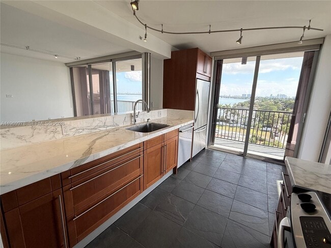 Building Photo - 801 N Venetian Dr