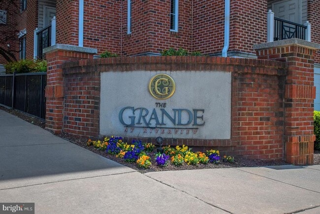 Building Photo - 300 W Elm St