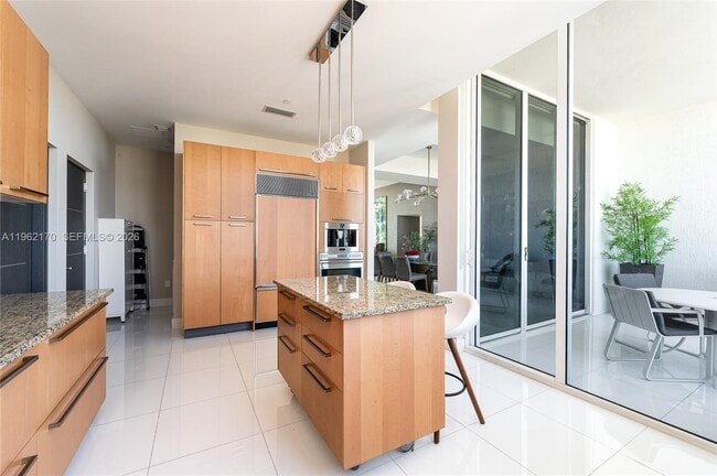 Building Photo - 15901 Collins Ave