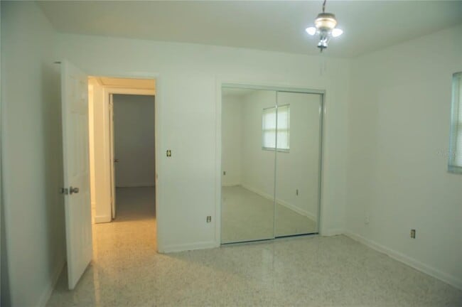 Building Photo - 904 Brookside Dr