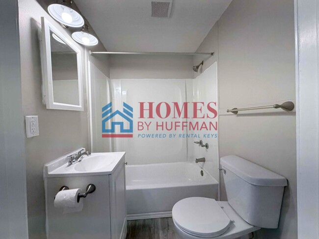 Building Photo - Two bedroom House | Remodeled