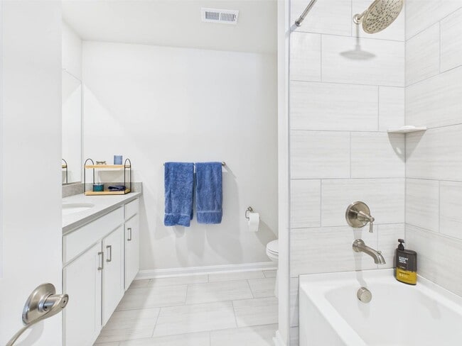 Building Photo - Stunning 5 Bedroom 4.5 Bathroom Located in...