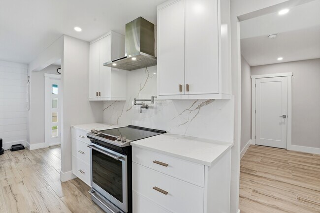 Building Photo - 6163 Plumosa Ave