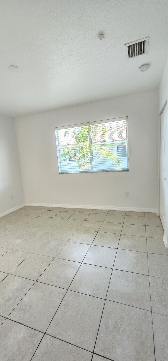 Building Photo - 1935 Gardenia Ct