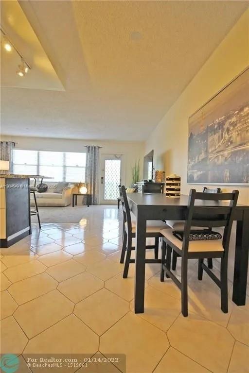 Building Photo - 4008 Berkshire A